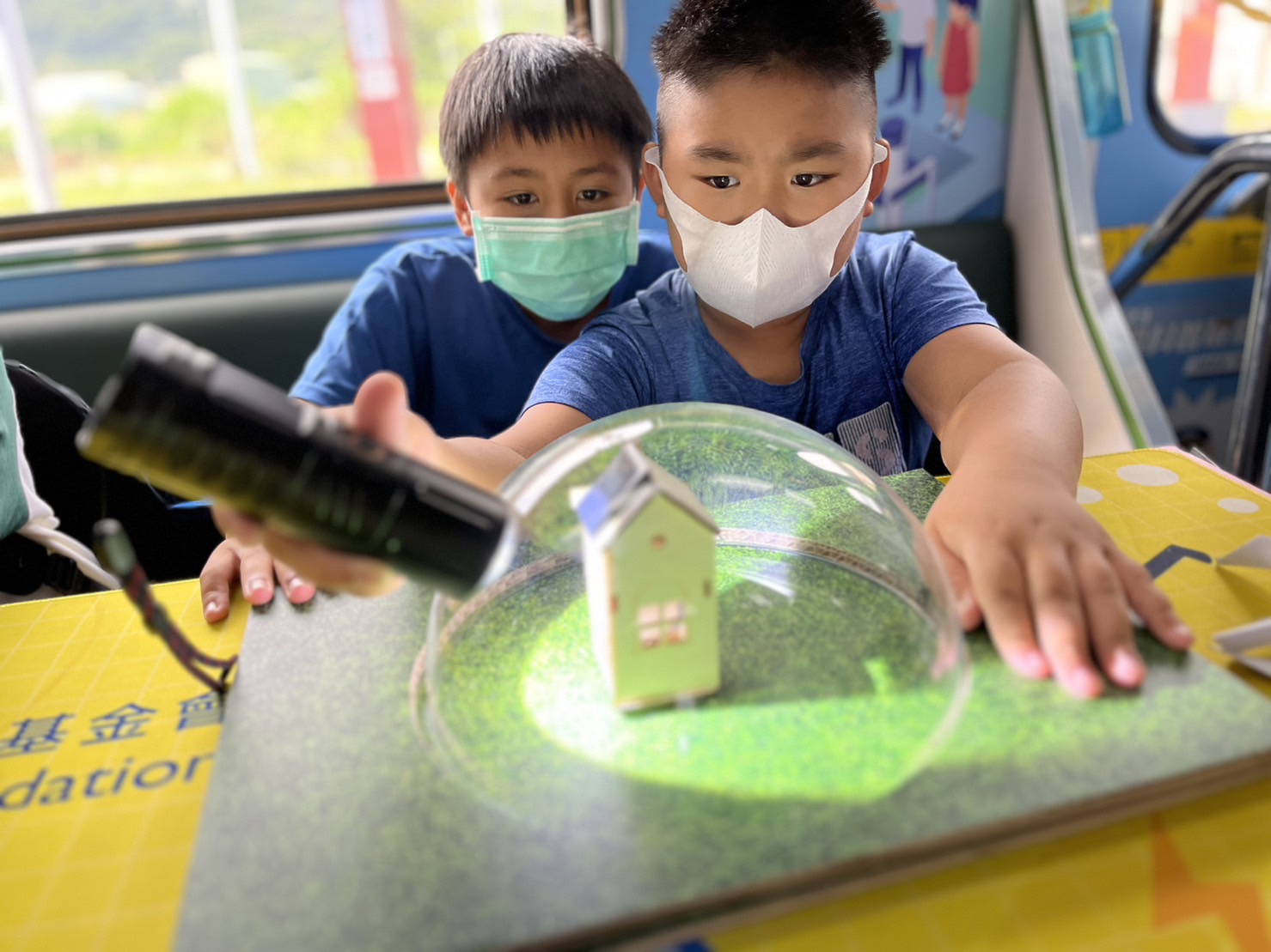 球速体育參與基礎科學主題車廂，以STEAM教學精神，設計「逐日科學家」、「太陽能工程師」以及「淨零建築師」三大能源科普課程和實驗