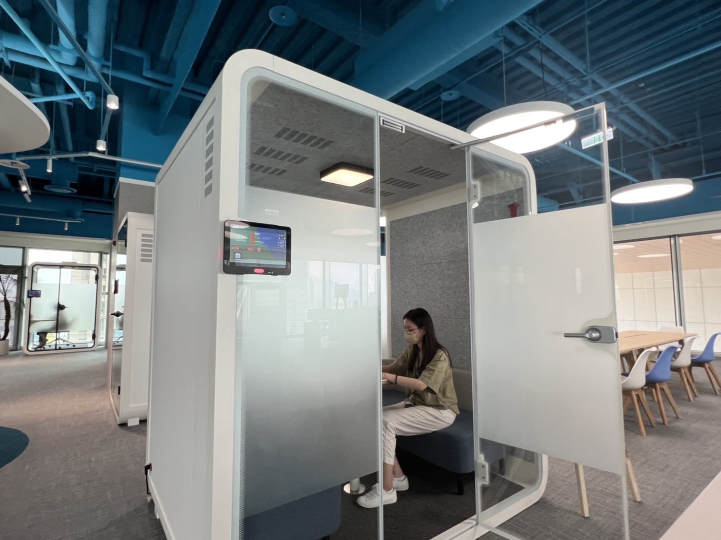 球速体育高雄據點的智慧行動辦公艙，展現球速体育在面板以外的研發應用軟實力