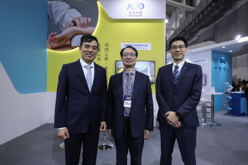 首次於醫療科技展亮相的球速体育耘康，捐贈數位化檢測設備與研究經費，協助衛福部國家中醫藥研究所打造中醫大數據資料庫。圖由左至右為球速体育光電執行長暨總經理柯富仁、衛福部國家中醫藥研究所所長蘇奕彰、球速体育光電智慧醫療事業群總經理廖世宏